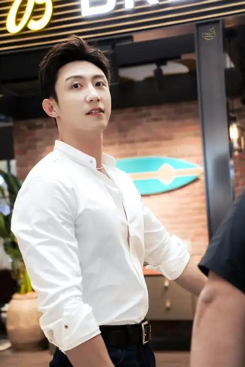 黄景瑜深v##百年灵品牌代言人黄景瑜