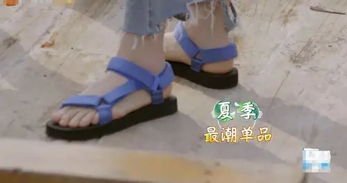 还在疯狂迷恋老爹鞋?快看金瀚脚上的沙滩凉鞋,夏季最潮单品!