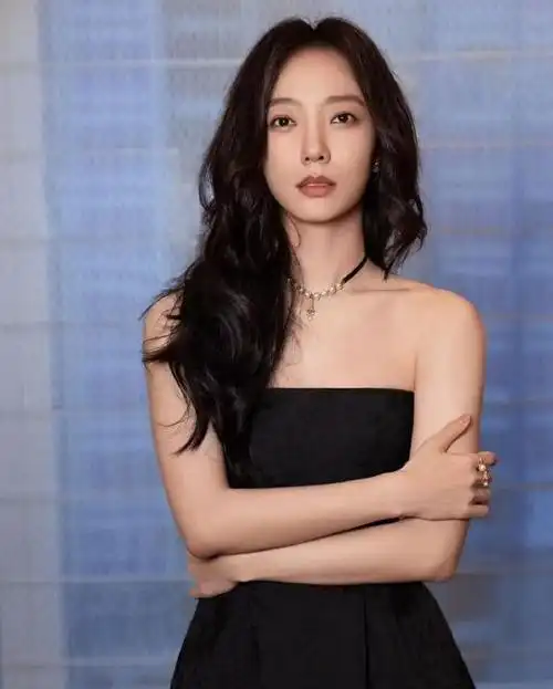 我真的有被王珞丹美到,这次的抹胸裙好身材显露无遗,太漂亮了吧