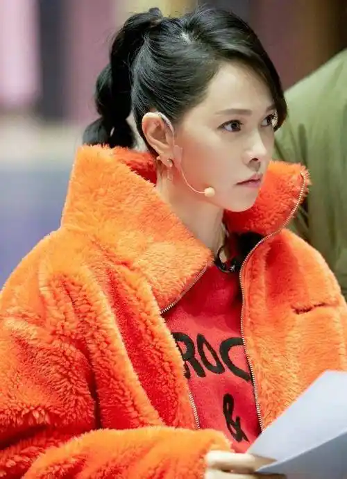 伊能静不服老,大妈年纪还学年轻人扮"潮",谁能猜出她50岁了_造型_青春