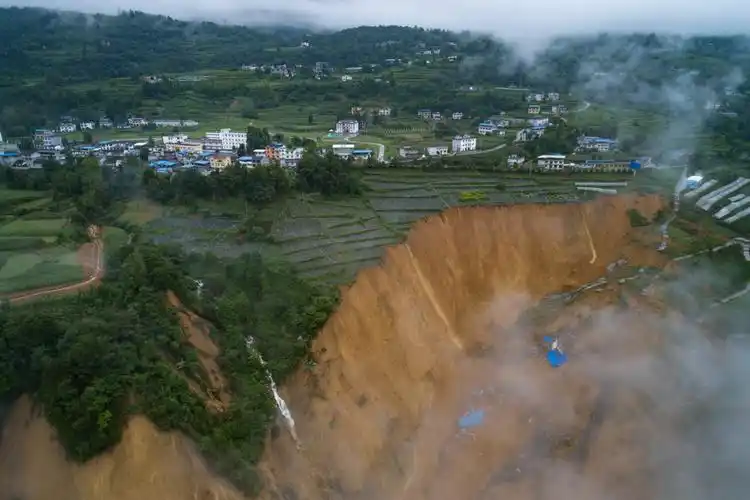 7月21日拍摄的因恩施州屯堡乡马者村山体滑坡形成的堰塞湖(无人机照片
