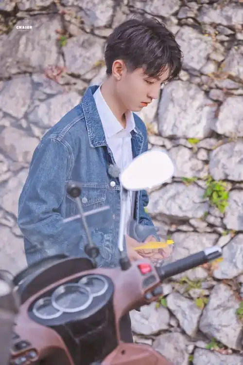 王俊凯短鬓角发型好绝