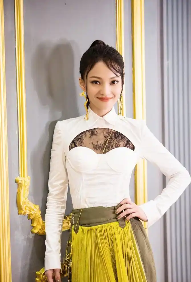 张韶涵45度侧拍美若天仙,一转脸发型亮了,油腻腻的刘海