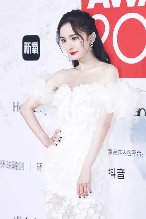 杨幂出席成都某活动,身着白色礼服大秀身材_女明星_事业_时尚