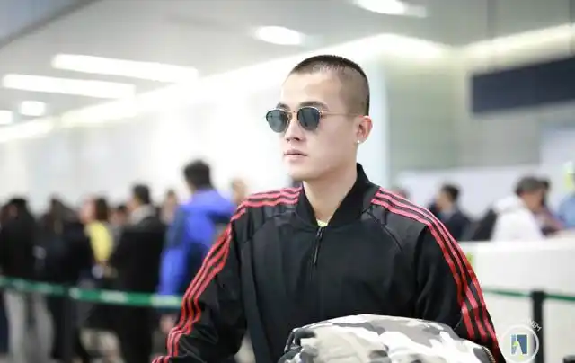 欧豪最新机场秀又穿了新的运动套装,寸头看起来很有硬汉feel哦!