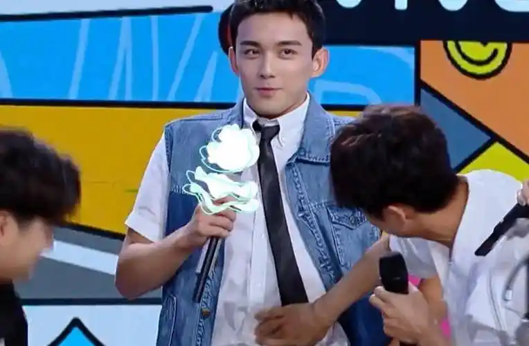 《快本》现场量腿长,吴磊105腿长不意外,丁程鑫却让我看傻眼_身高