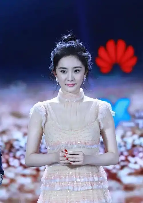 杨幂身材臃肿小腹隆起疑是怀二胎,网友说:小糯米要当姐姐了?