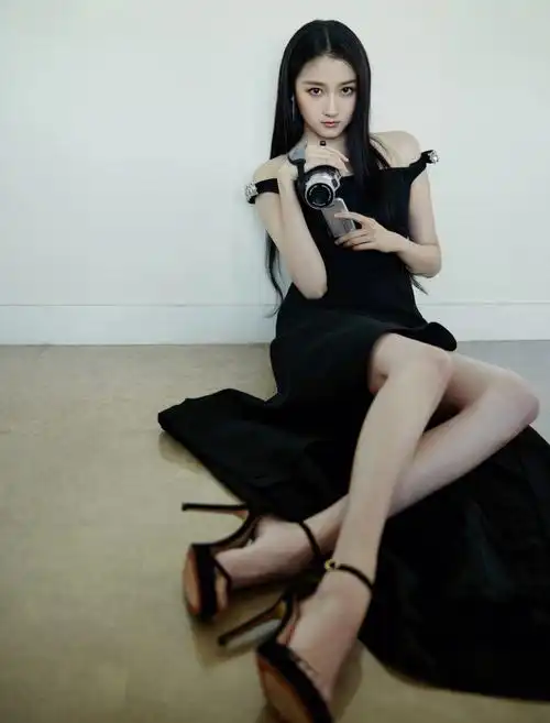 stuartweitzman  #夏日凉鞋  #一字带凉鞋  #最百搭的鞋  #关晓彤