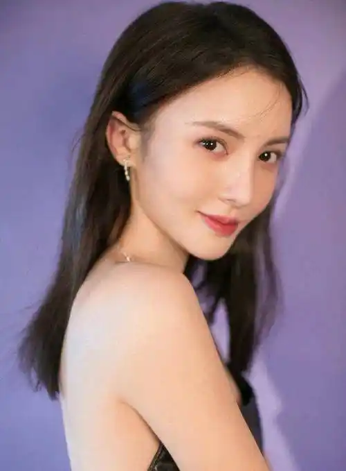 邓伦唯一承认过的前女友,今大胆到穿"一片衫"扭腰,看呆众人_金晨_活动