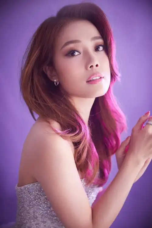 容祖儿出席央视国庆晚会 搭档李易峰演唱《你安好我无恙》致敬抗疫英