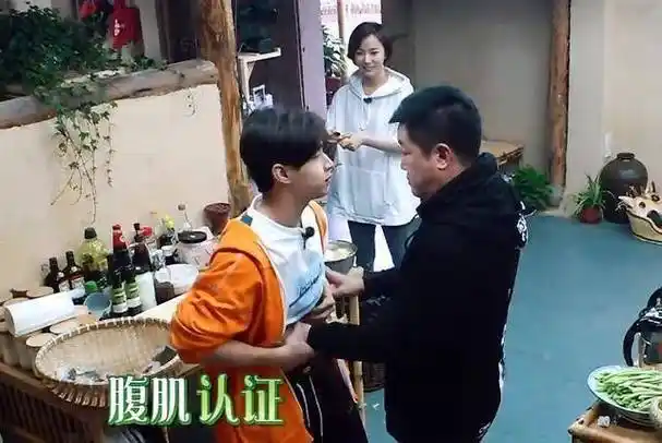 刘宪华极力讨好赵宝刚时,彭昱畅却在旁边默默做这件事,差距明显_黄磊