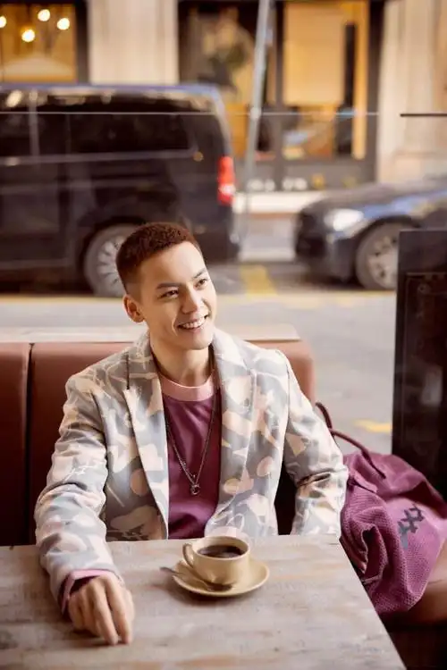 陈伟霆最新剃头照曝光 圆寸侧颜杀变身硬核型男