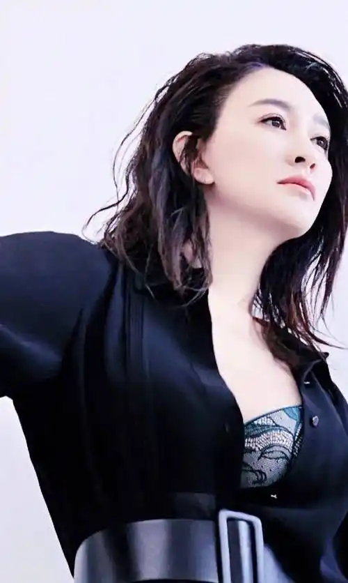 46岁李小冉还能怎么时尚,真是被她惊艳到了_身材_女明星_气质