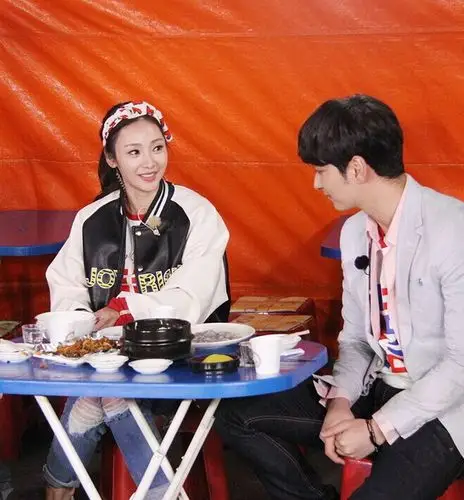 2pm灿盛柳岩浓情升级 跪地鲜花喝交杯酒甜蜜浪漫(图)