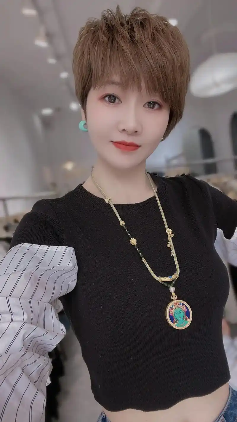 海蓝之谜今年的广告语:总有人嫌你不够好,也有人觉得你那儿都好 - 抖