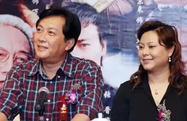 原创唐国强和老婆出游混血妻子虽身材发福严重却依旧美得典雅端庄