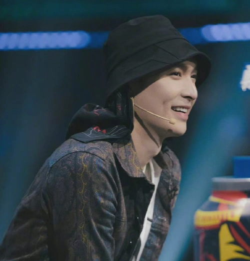 张艺兴街舞4,卫衣夹克77渔夫帽,酷飒有型__财经头条