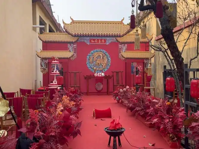 中式婚礼场景布置,现场只有4.8米的宽度,长度也只有10米.