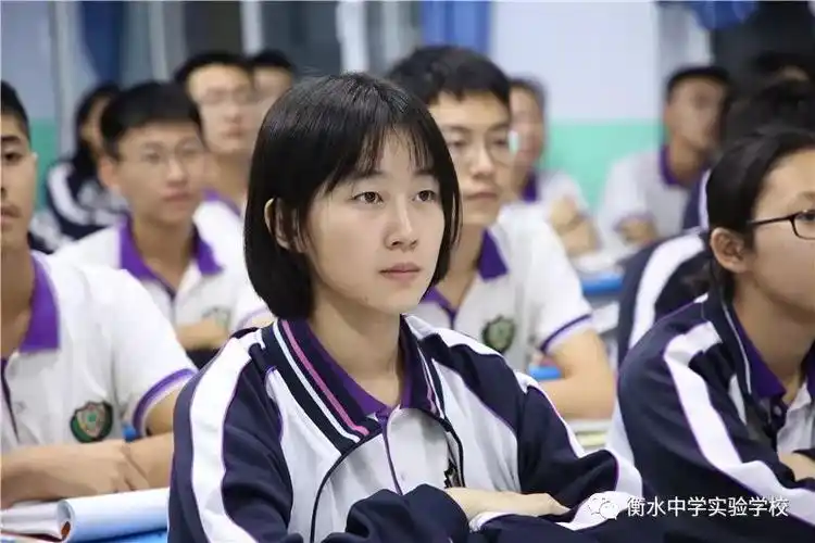 衡水中学实验学校组织全体同学观看开学课