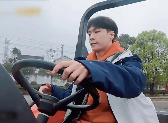 张艺兴学车的直拍来了,内心想"起飞"被吐槽,全世界教练一个样_时候