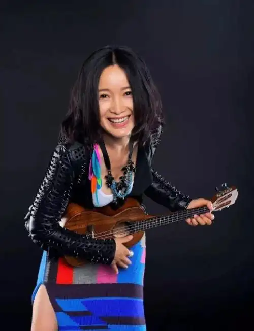 斯琴格日乐以《山谣宛若春江水》一曲摘取了"中华摇滚之最女歌手"的