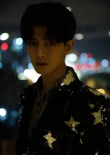 任嘉伦东方卫视跨年晚会造型公开 全身blingbling的宇宙最亮的仔