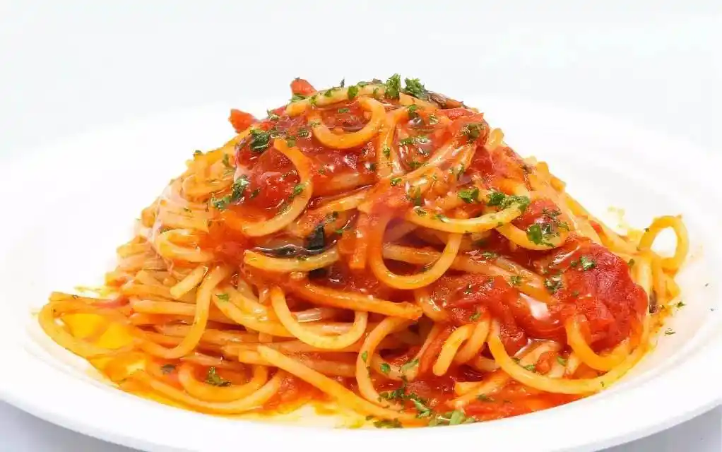 有斜管面,番茄,洋葱,大蒜,橄榄油,罗勒,盐,黑胡椒,红酒,意大利香料等