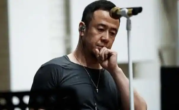 曝50岁杨坤去工地唱歌舞台简陋台下站着几十个农民工