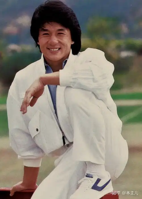 成龙年轻时英俊潇洒,也爱穿白衣服,所以每次去,她都会和姐妹们提到