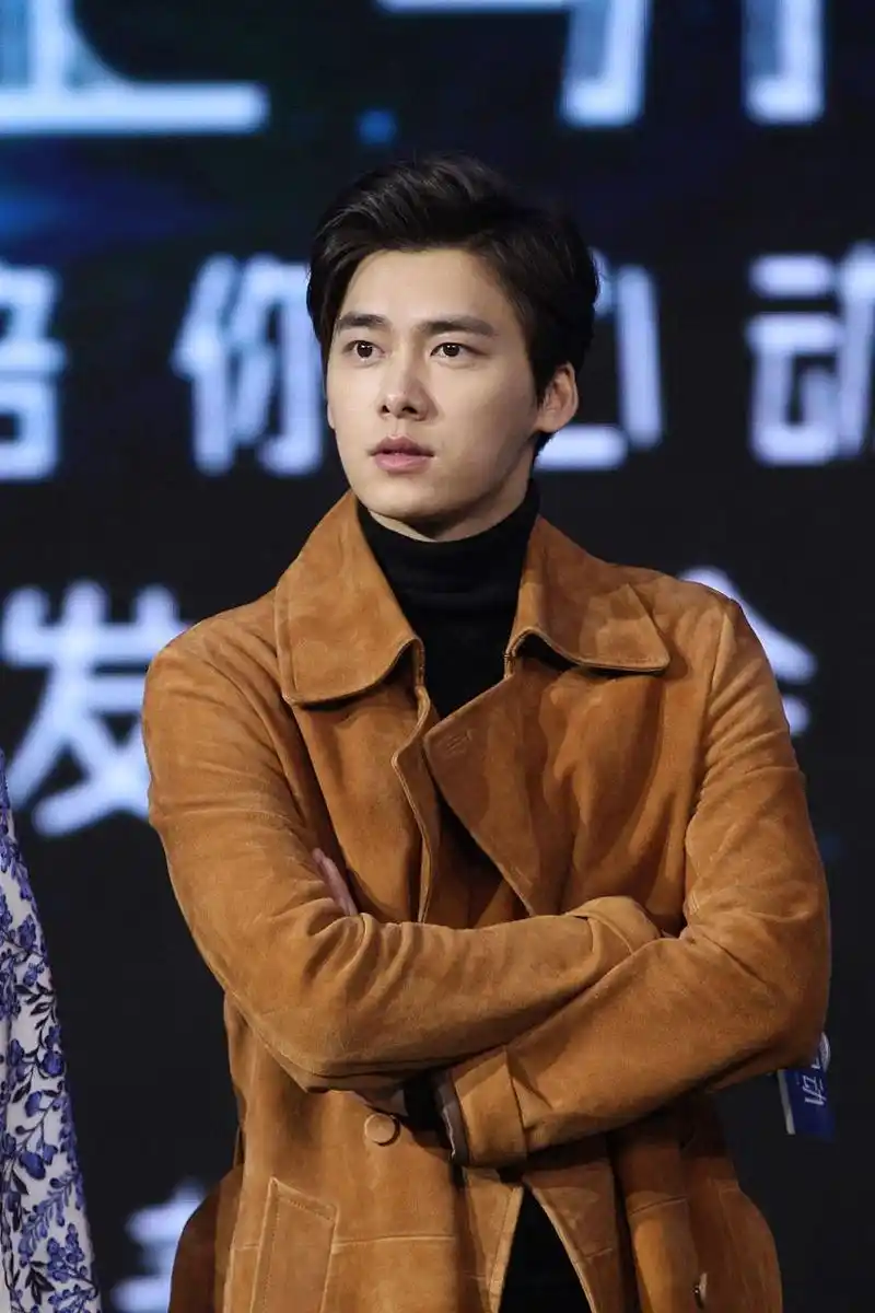 在2014年,韩国著名演员李多海向李易峰提出一个条件,如果他能送给她一