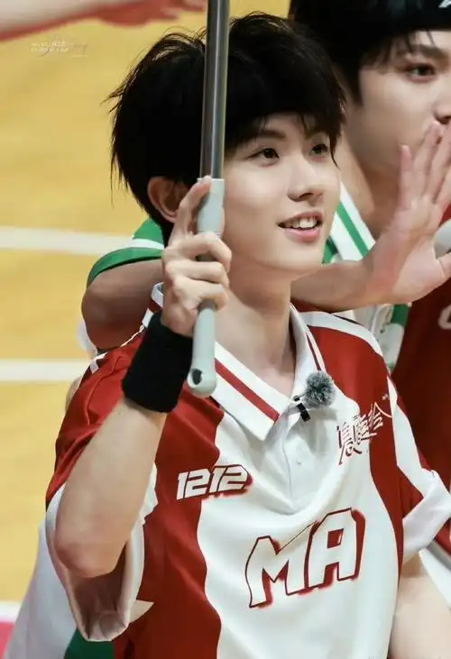 马嘉祺戴发带谁来懂一下    #tf家族运动会##马嘉祺运动会举牌