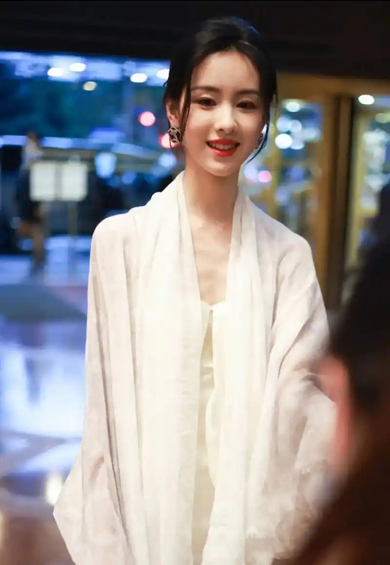 助我上热门# 女明星陈都灵出席活动照片引发热议,身形过于消瘦几乎能