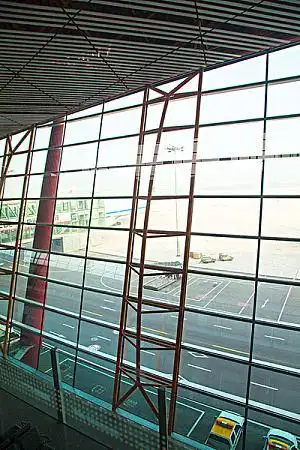 机场大厅落地窗