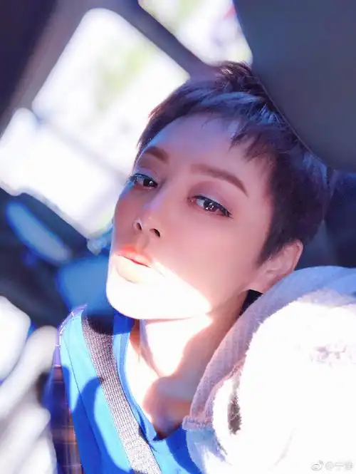 迪丽热巴寸头造型被赞太美了,五官立体鼻子好优秀