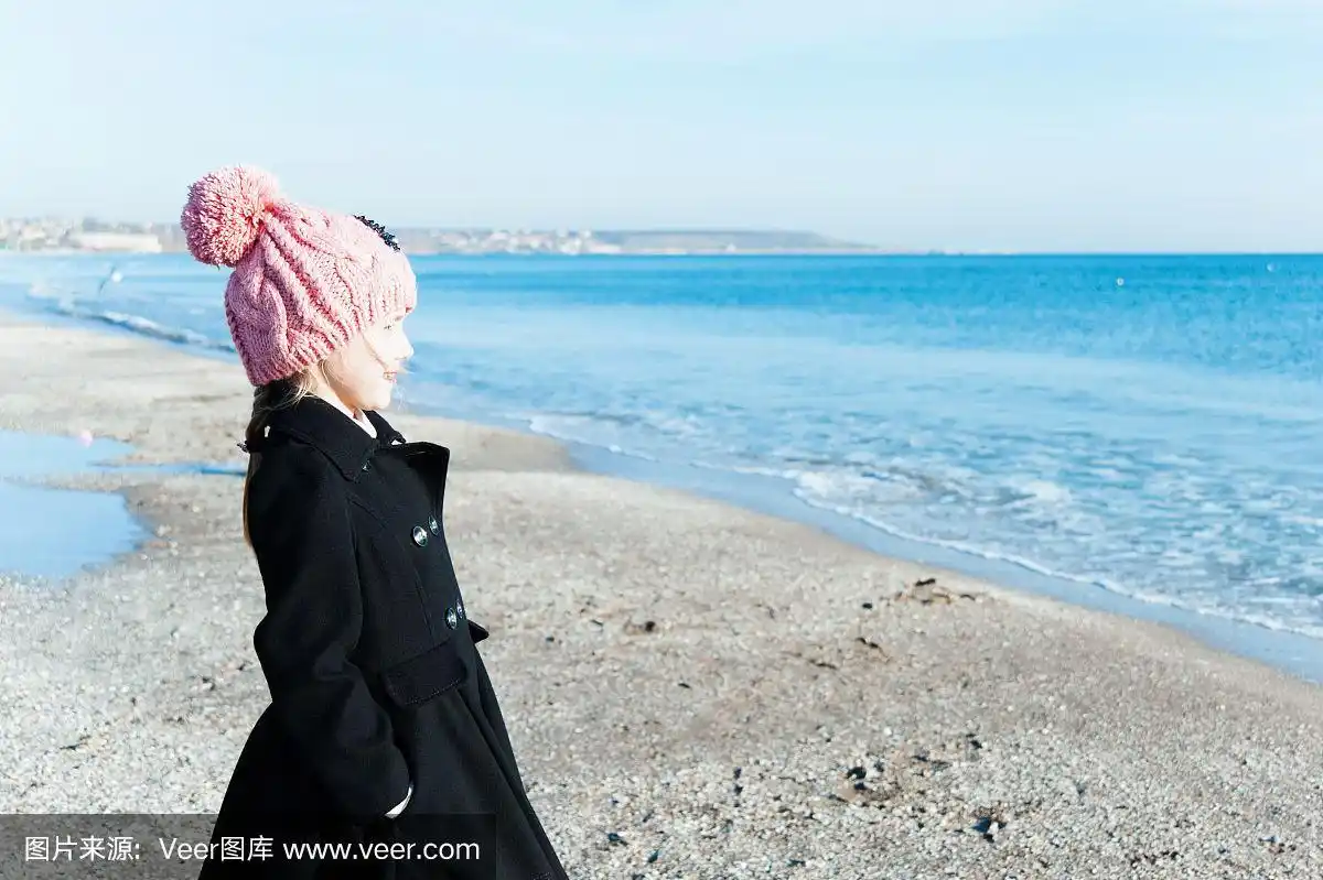 肖像8岁女孩侧面看海