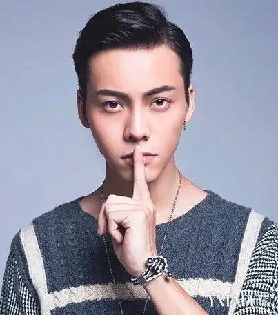 陈伟霆晒帅照获赞 露额短发清爽时尚