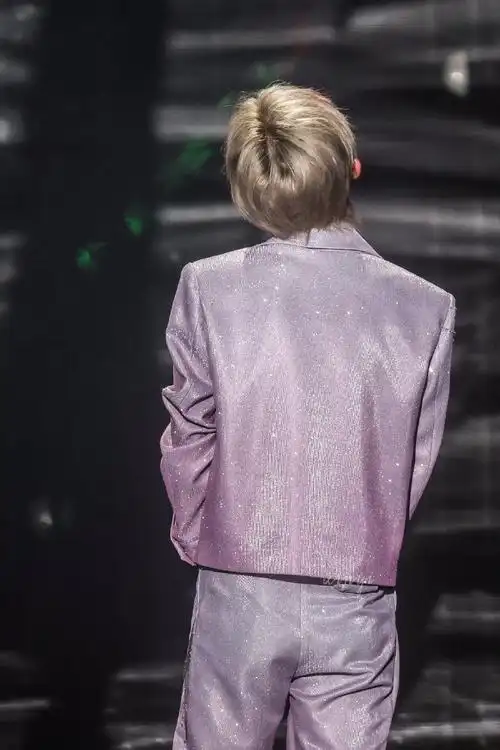 易烊千玺超话#四字 易烊千玺 yyqx 四字弟弟#可可爱爱的后脑勺