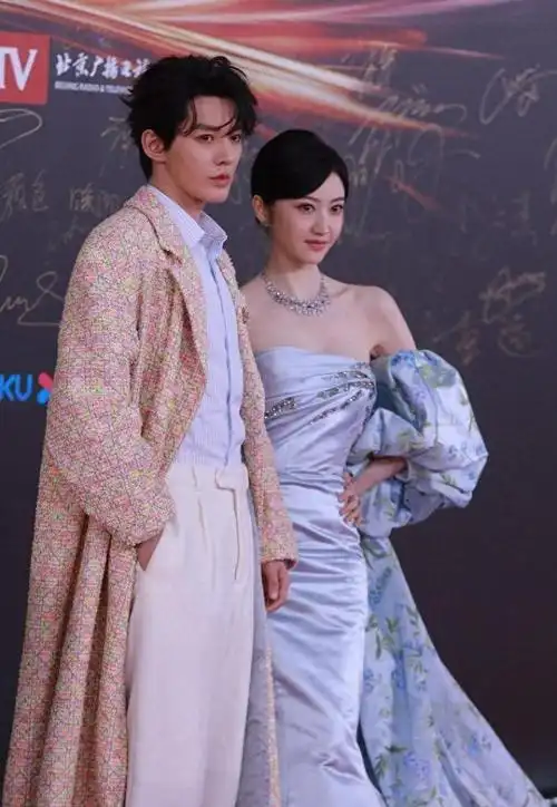 揭秘景甜豪车事件网友幸运儿还是权力游戏的棋子