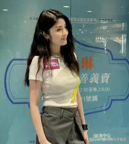 陈慧琳保养非常好,50岁年龄并没有通过整容手术来改变自己的外貌