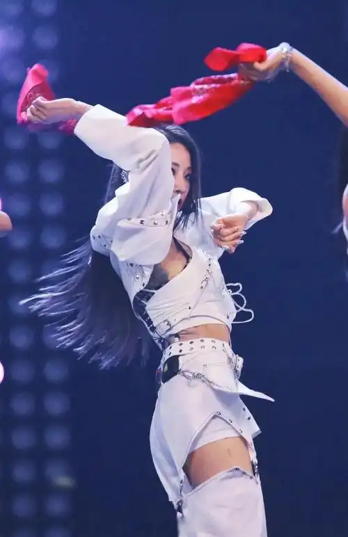 《the9》喻言背后贴胶带挡纹身引热议!