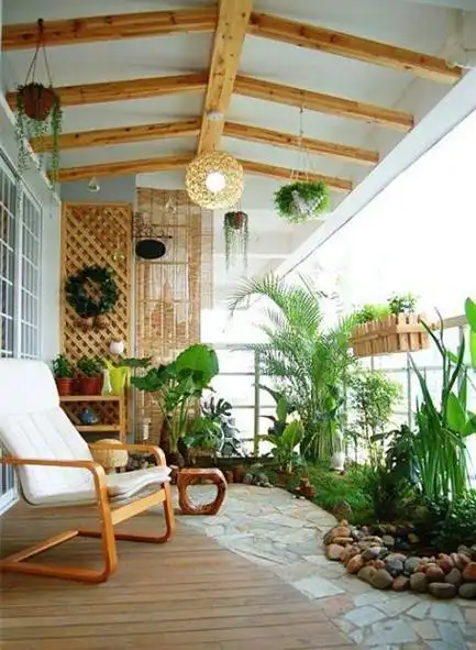 现在就来说一说,怎样让阳台这么小的空间布置得非常有情调既有设计感