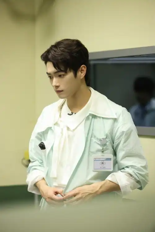 许凯白大褂造型