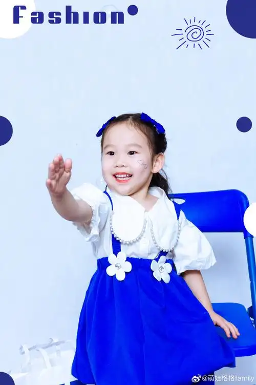 一位可爱的小萌娃正沉浸在快乐的童真时光.