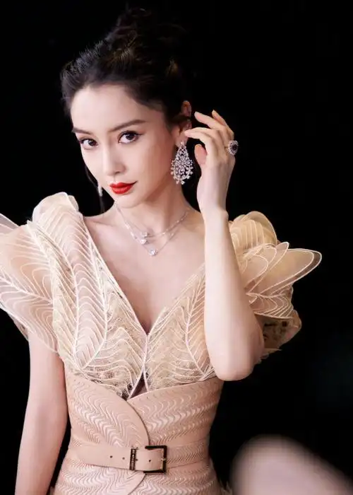 angelababy花瓣鱼尾裙造型惊艳红毯化身小美人鱼网友360度美丽