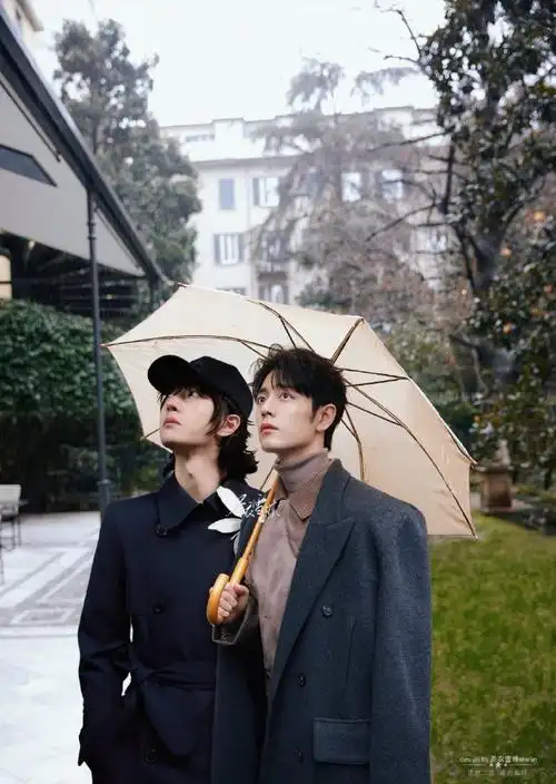 明明是一家三口幸福的画面,肖战的背影里却有一丝说不出的孤独感.