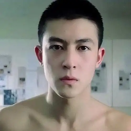 陈冠希头像希望所有俗套的祝福语都在她身上灵验我希望我的女孩一切都