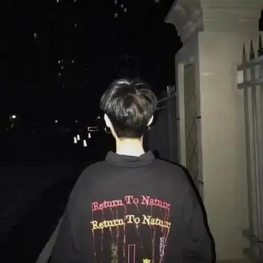 男生背影头像真人用背影做头像的人很多