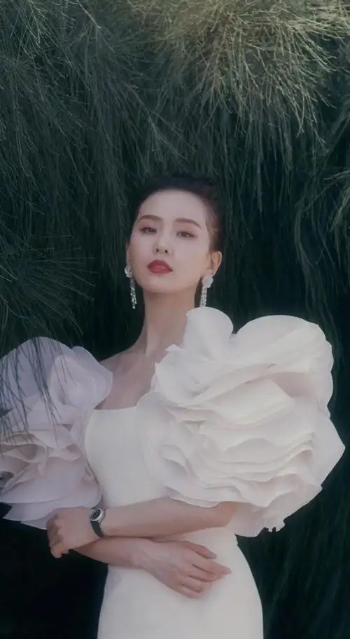 仪态教科书刘诗诗身穿一字肩金色礼服露颈部线条和锁骨