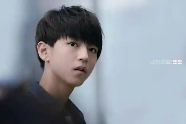 也是tfboys的成员,在tf队中,我觉得王源最好看,圆乎乎的小脸很耐看