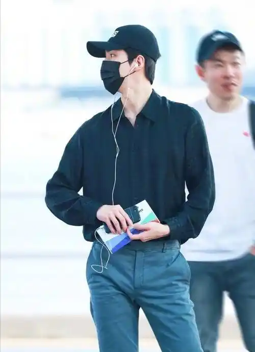 吴世勋休闲装走机场,穿拖鞋抵不住帅气_裤子_风度_衣角